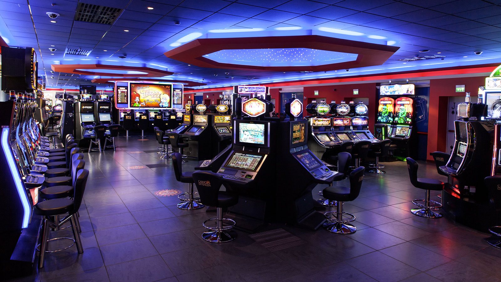 New retro casino с апк. Зал игровых автоматов Торнадо. Игровые залы казино. Игровой зал автоматы казино. Игровой зал с игровыми автоматами.